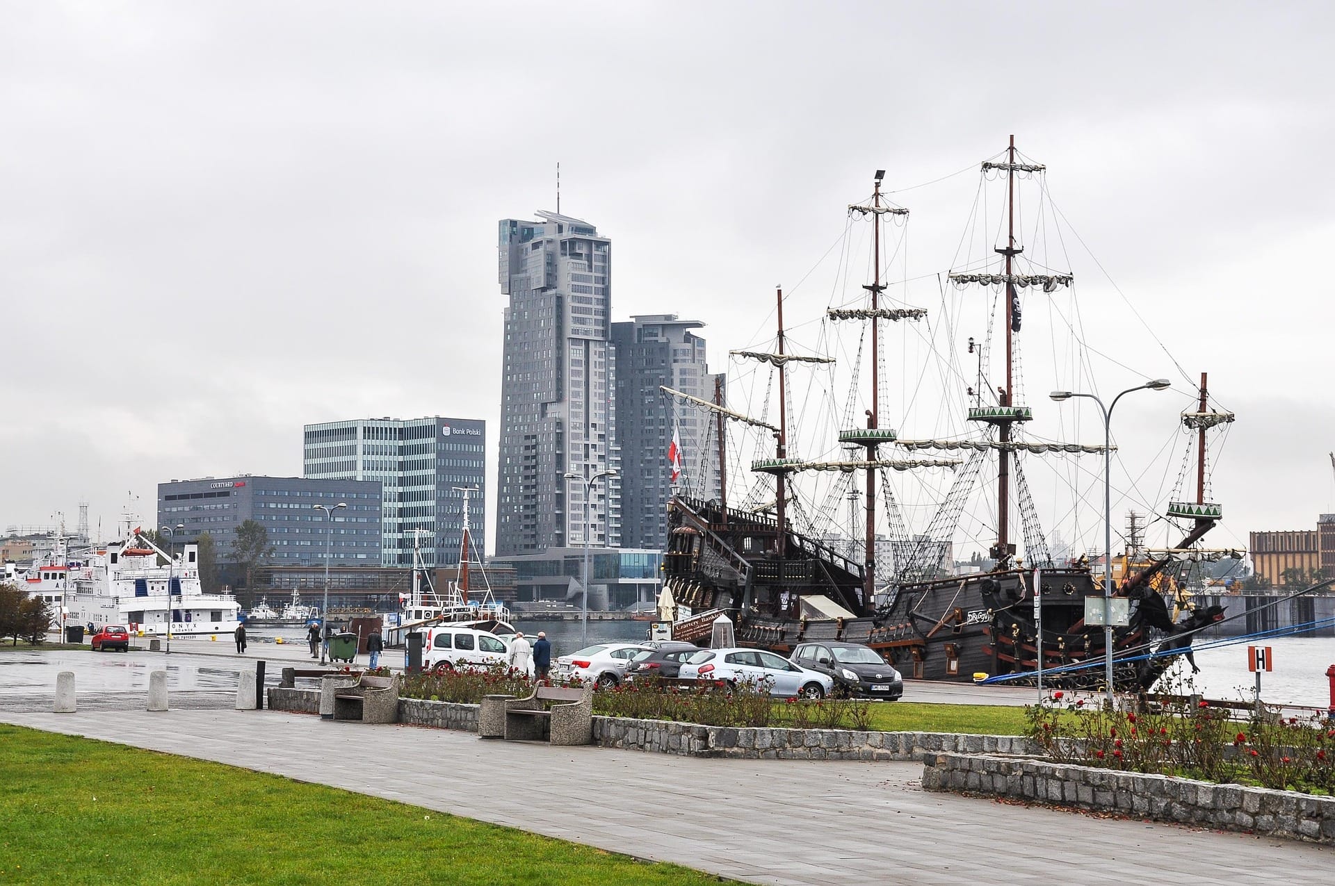 Port w Gdyni z widokiem na nieruchomości